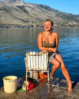 Evelyn Burdecki feet photo thumbnail