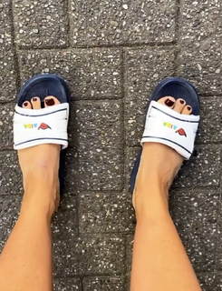 Evelyn Burdecki feet photo thumbnail