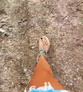 Evelyn Burdecki feet photo thumbnail