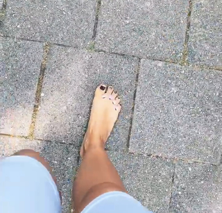 Evelyn Burdecki feet photo thumbnail