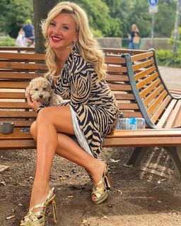 Evelyn Burdecki feet photo thumbnail