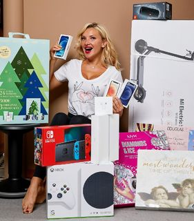 Evelyn Burdecki feet photo thumbnail