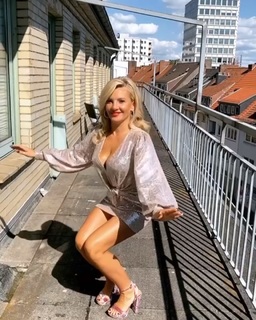 Evelyn Burdecki feet photo thumbnail