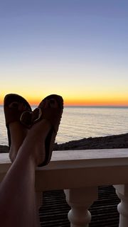 Evelyn Burdecki feet photo thumbnail
