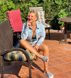 Evelyn Burdecki feet photo thumbnail