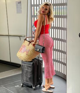 Evelyn Burdecki feet photo thumbnail