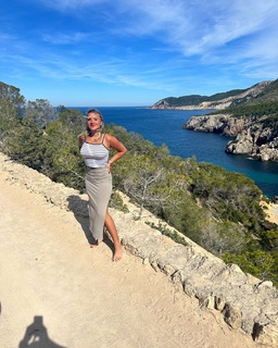 Evelyn Burdecki feet photo thumbnail