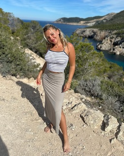 Evelyn Burdecki feet photo thumbnail