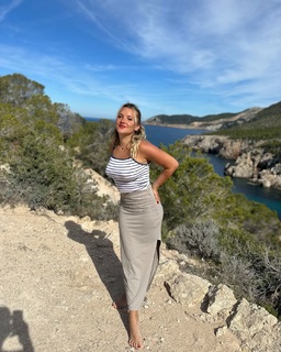 Evelyn Burdecki feet photo thumbnail