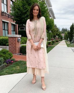Evelyn Sharma feet photo 6