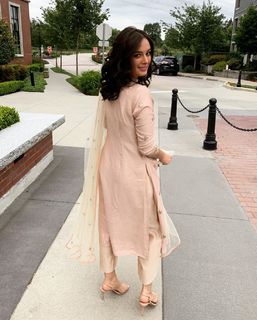 Evelyn Sharma feet photo 3