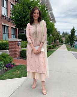 Evelyn Sharma feet photo 1