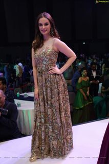 Evelyn Sharma feet photo 8
