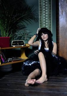 Ewa Farna feet photo thumbnail