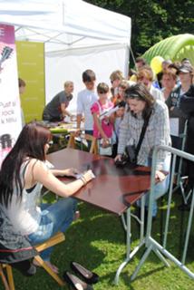 Ewa Farna feet photo thumbnail