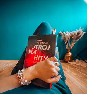 Ewa Farna feet photo thumbnail