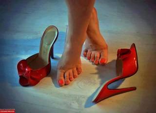 Ewa Farna feet photo thumbnail
