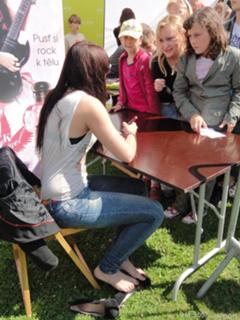 Ewa Farna feet photo thumbnail