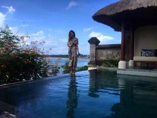 Ezgi Eyüboglu feet photo thumbnail