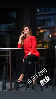 Ezgi Eyüboglu feet photo thumbnail