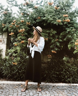 Ezgi Eyüboglu feet photo thumbnail