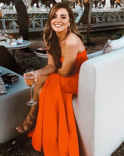 Ezgi Eyüboglu feet photo thumbnail