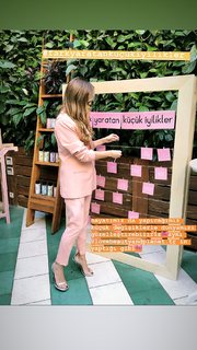 Ezgi Eyüboglu feet photo thumbnail