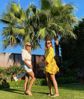 Ezgi Eyüboglu feet photo thumbnail