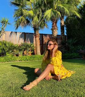 Ezgi Eyüboglu feet photo thumbnail