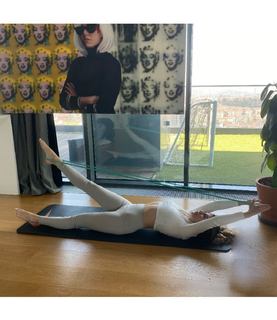 Ezgi Eyüboglu feet photo thumbnail