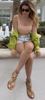 Ezgi Eyüboglu feet photo thumbnail