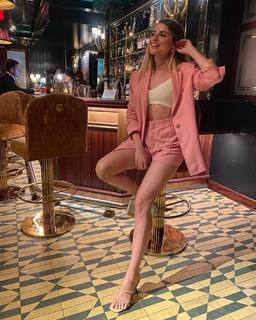 Ezgi Eyüboglu feet photo thumbnail