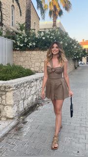 Ezgi Eyüboglu feet photo thumbnail