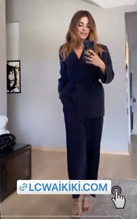 Ezgi Eyüboglu feet photo thumbnail