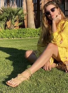 Ezgi Eyüboglu feet photo thumbnail