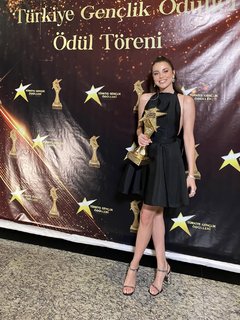 Ezgi Eyüboglu feet photo thumbnail