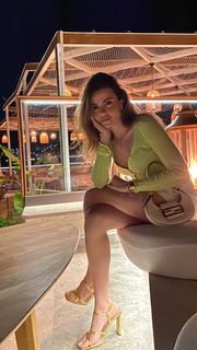 Ezgi Eyüboglu feet photo thumbnail