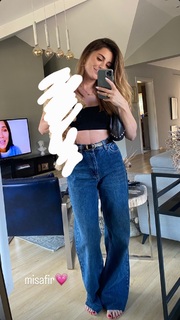 Ezgi Eyüboglu feet photo thumbnail