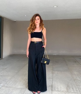 Ezgi Eyüboglu feet photo thumbnail