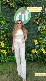 Ezgi Eyüboglu feet photo thumbnail