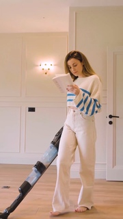 Ezgi Eyüboglu feet photo thumbnail