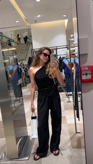 Ezgi Eyüboglu feet photo thumbnail