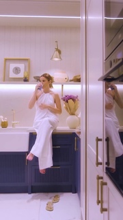 Ezgi Eyüboglu feet photo thumbnail