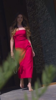 Ezgi Eyüboglu feet photo thumbnail