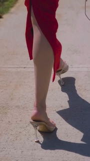 Ezgi Eyüboglu feet photo thumbnail