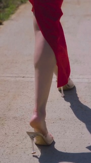 Ezgi Eyüboglu feet photo thumbnail