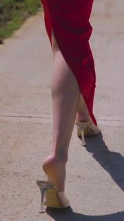 Ezgi Eyüboglu feet photo thumbnail