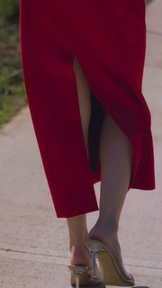 Ezgi Eyüboglu feet photo thumbnail