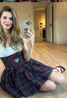 Ezgi Eyüboglu feet photo thumbnail