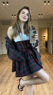 Ezgi Eyüboglu feet photo thumbnail